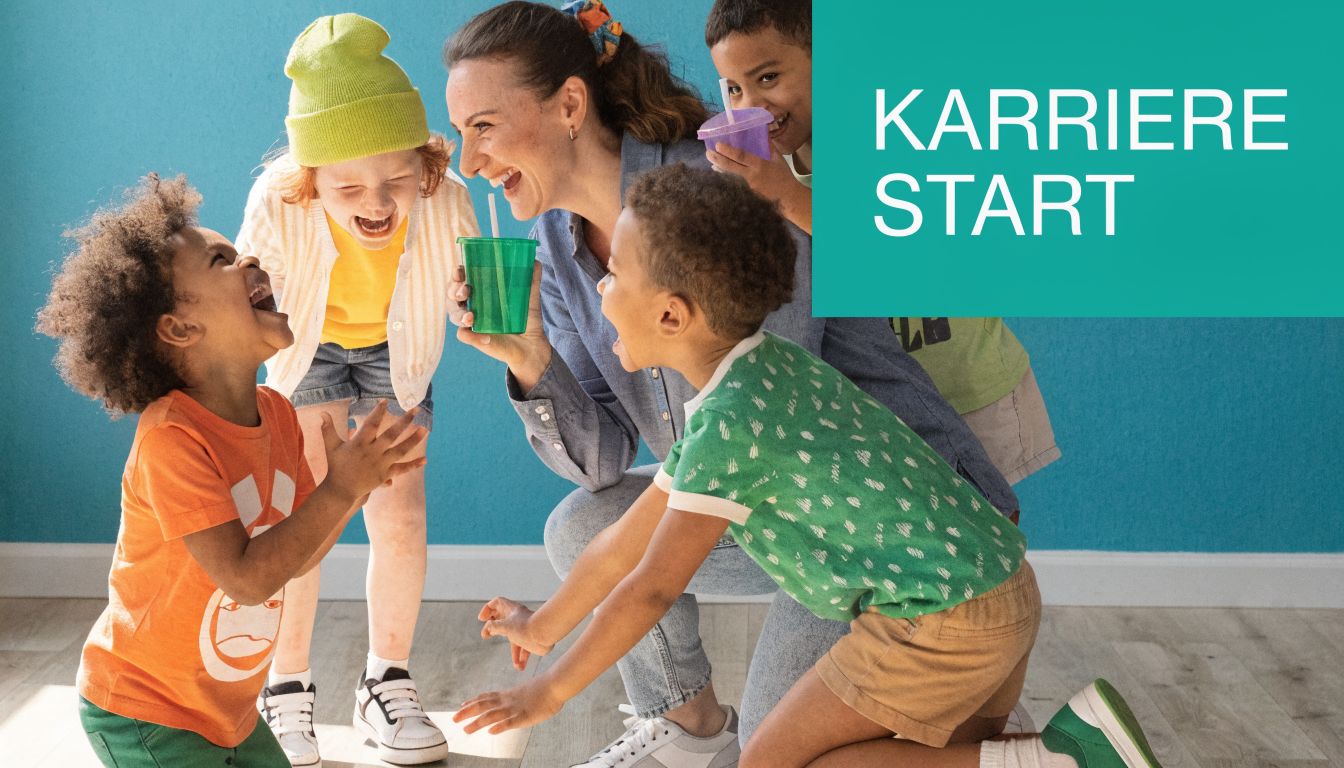 Eine fröhliche Erzieherin spielt gemeinsam mit einer Gruppe lachender Kinder in einem hellen, freundlichen Gruppenraum.