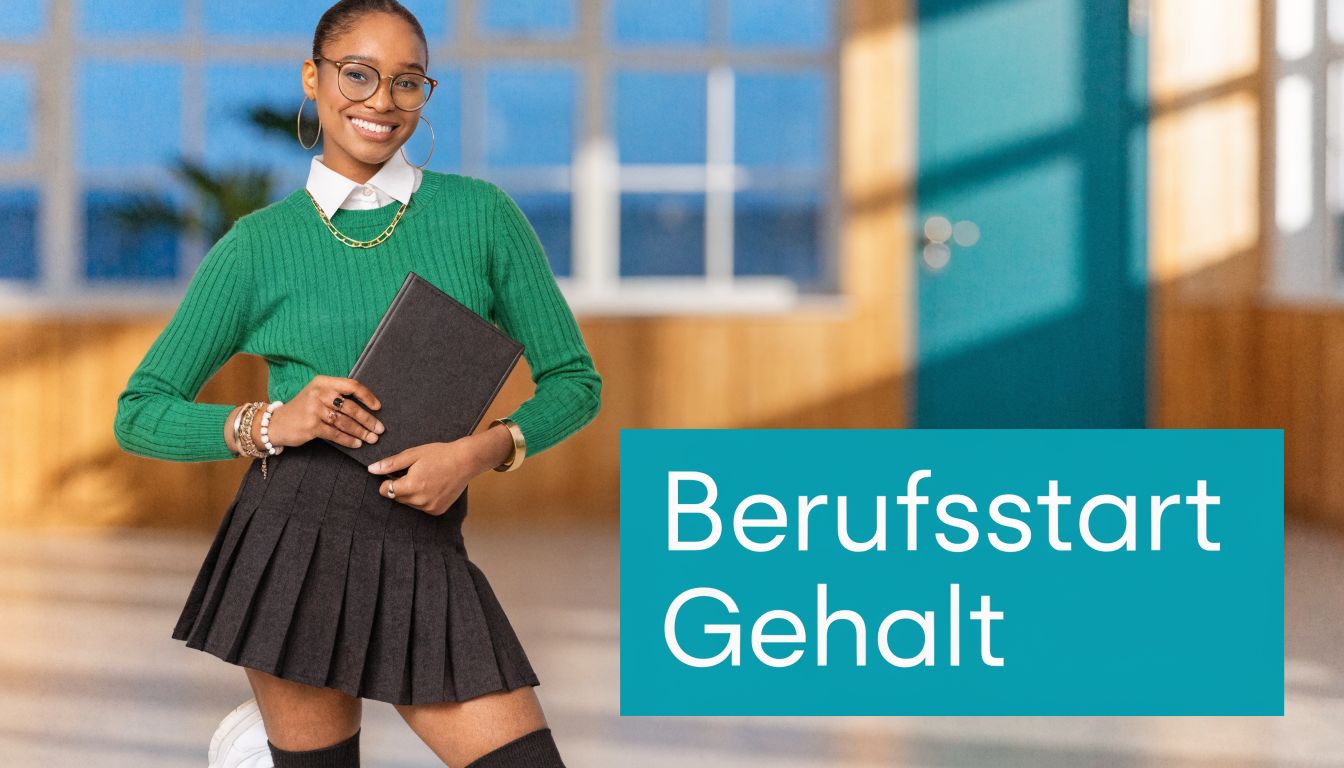 Eine junge, lächelnde Frau mit Brille hält ein Notizbuch vor einem Hintergrund mit dem Text Berufsstart Gehalt.