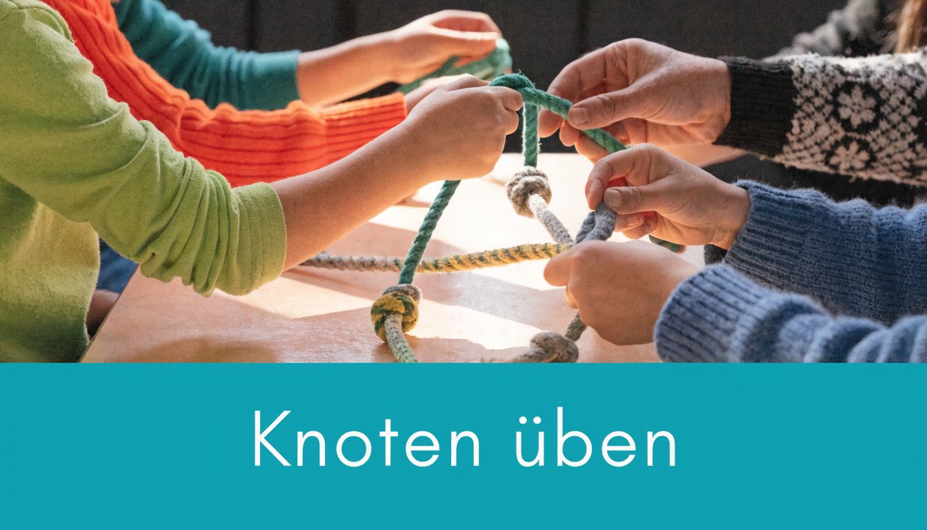 Mehrere Kinderhände üben gemeinsam das Knüpfen von Seilen an einem Tisch bei einer Gruppenaktivität.