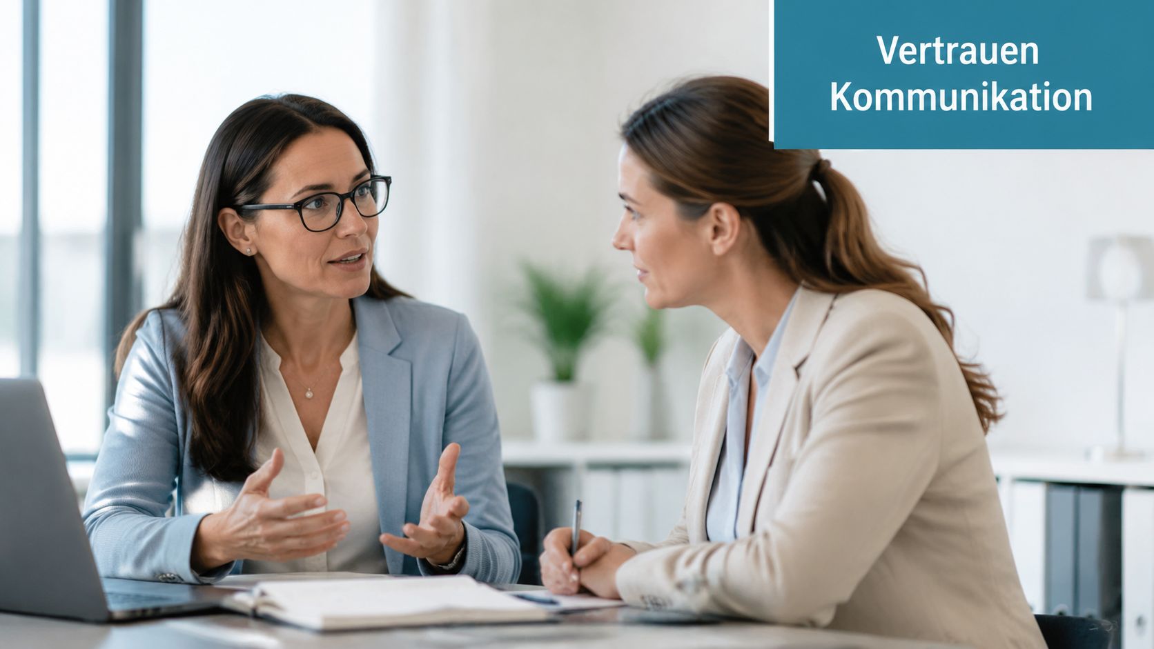 Zwei professionelle Frauen in einem Büro führen ein vertrauensvolles Gespräch über ihre beruflichen Aufgaben und Verantwortlichkeiten.