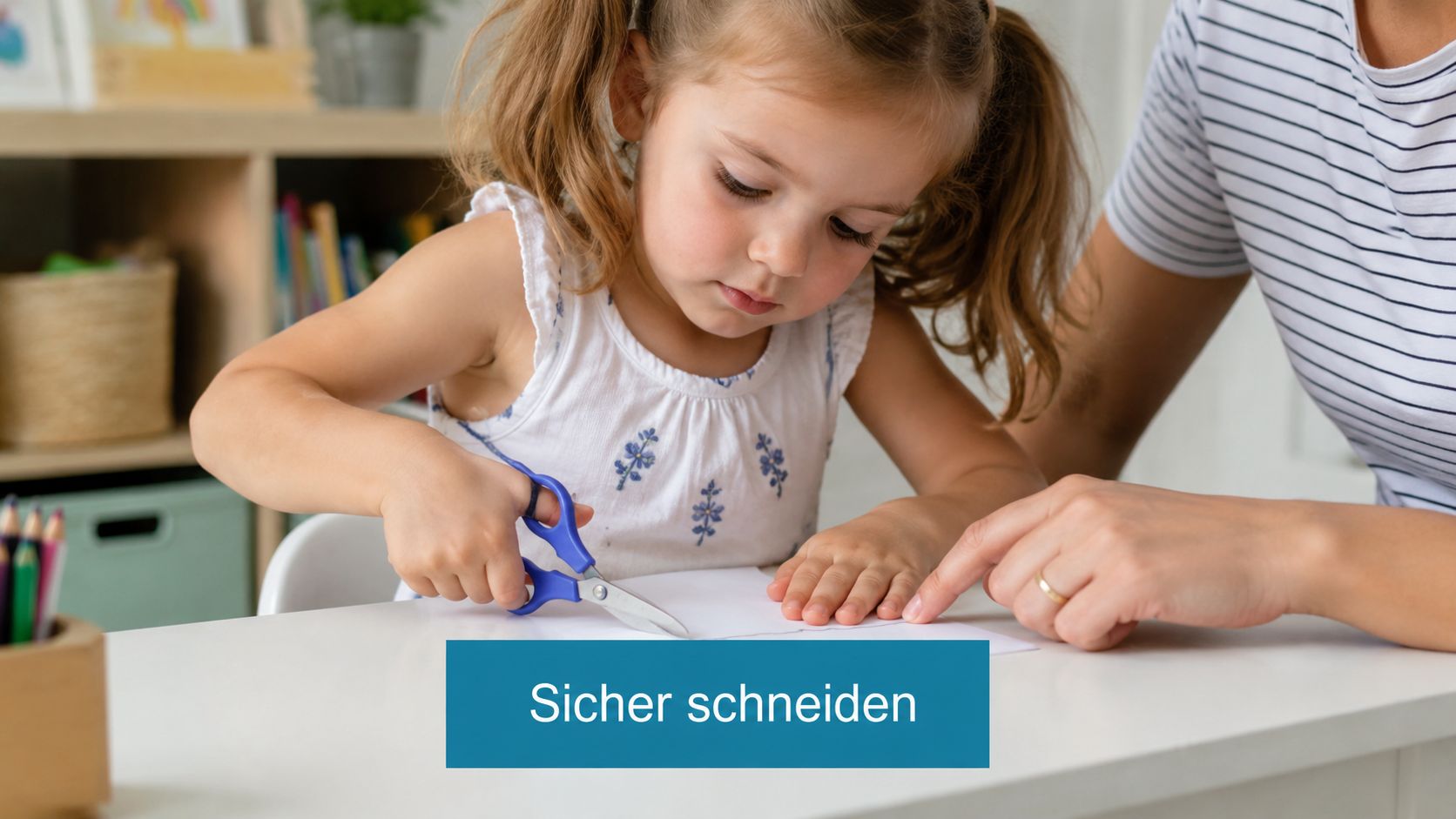 Ein kleines Mädchen lernt unter Aufsicht ihrer Mutter mit einer Kinderschere sicher Papier zu schneiden.