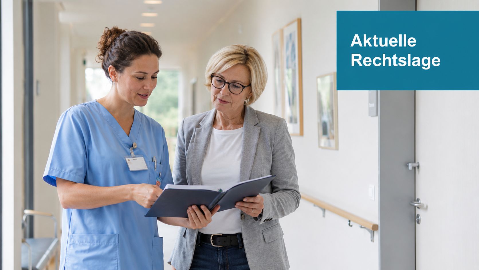 Eine Pflegekraft und eine Geschäftsfrau besprechen in einem Krankenhausflur gemeinsam Unterlagen zur aktuellen Rechtslage in der Pflege.