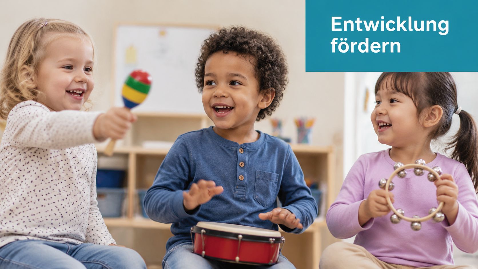 Drei fröhliche Kinder spielen gemeinsam mit Musikinstrumenten wie Maracas, Trommel und Tamburin in einem hellen Gruppenraum.