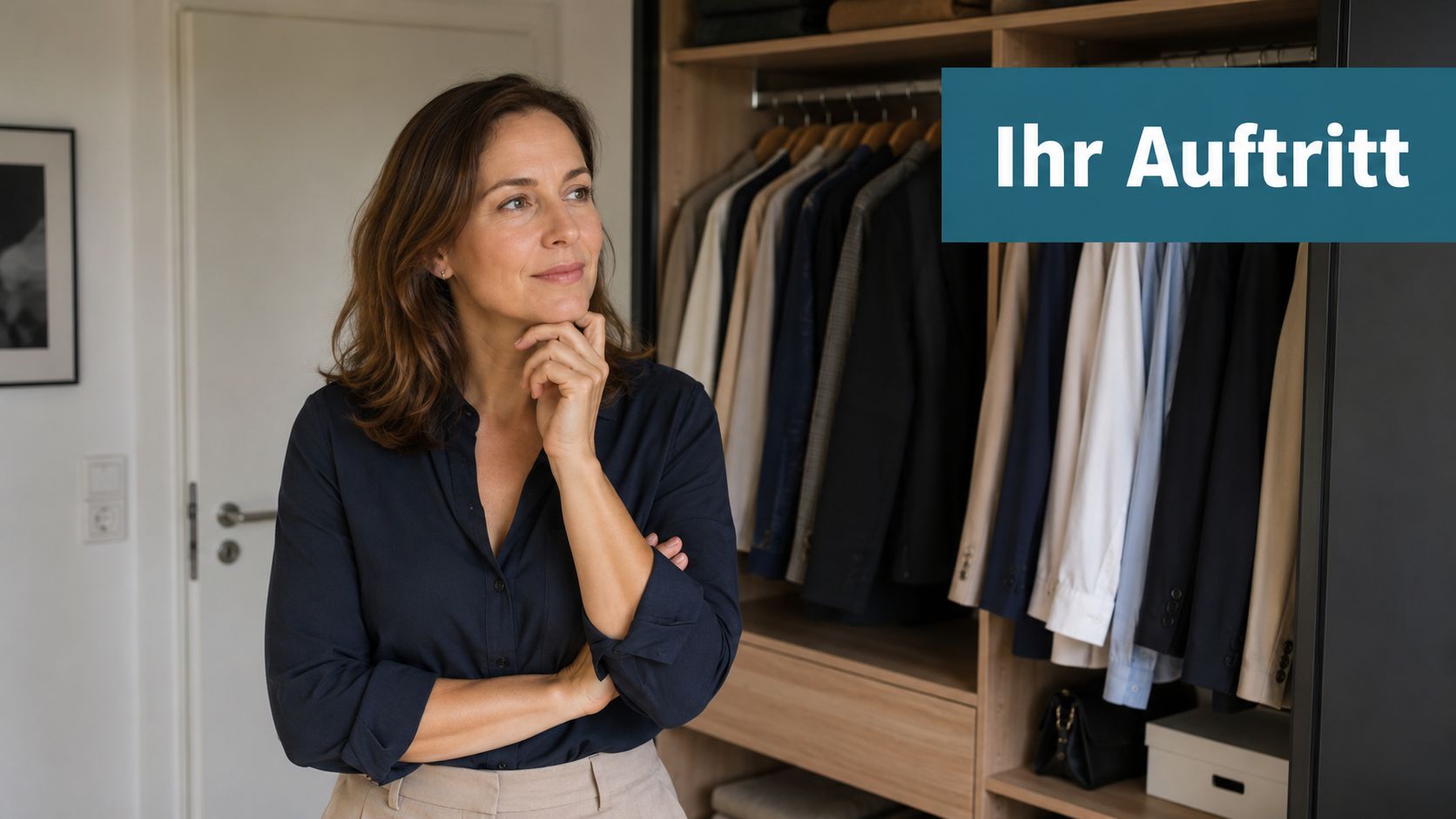 Eine Frau steht nachdenklich vor ihrem Kleiderschrank und überlegt, welches Outfit sie für ihr Bewerbungsfoto wählen soll.