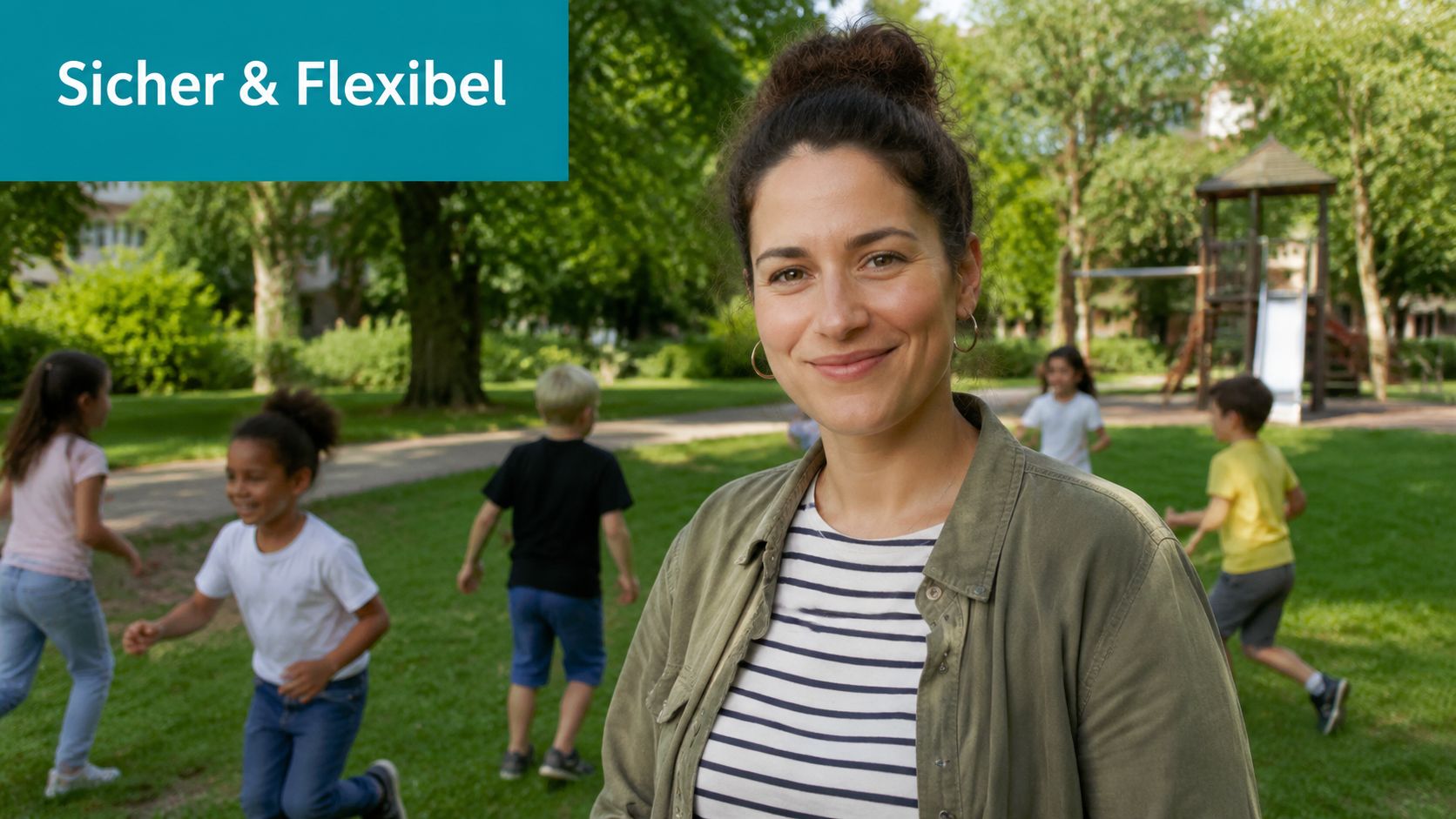 Eine lächelnde Frau steht vor einer Gruppe spielender Kinder auf einem grünen Spielplatz in einem Park.