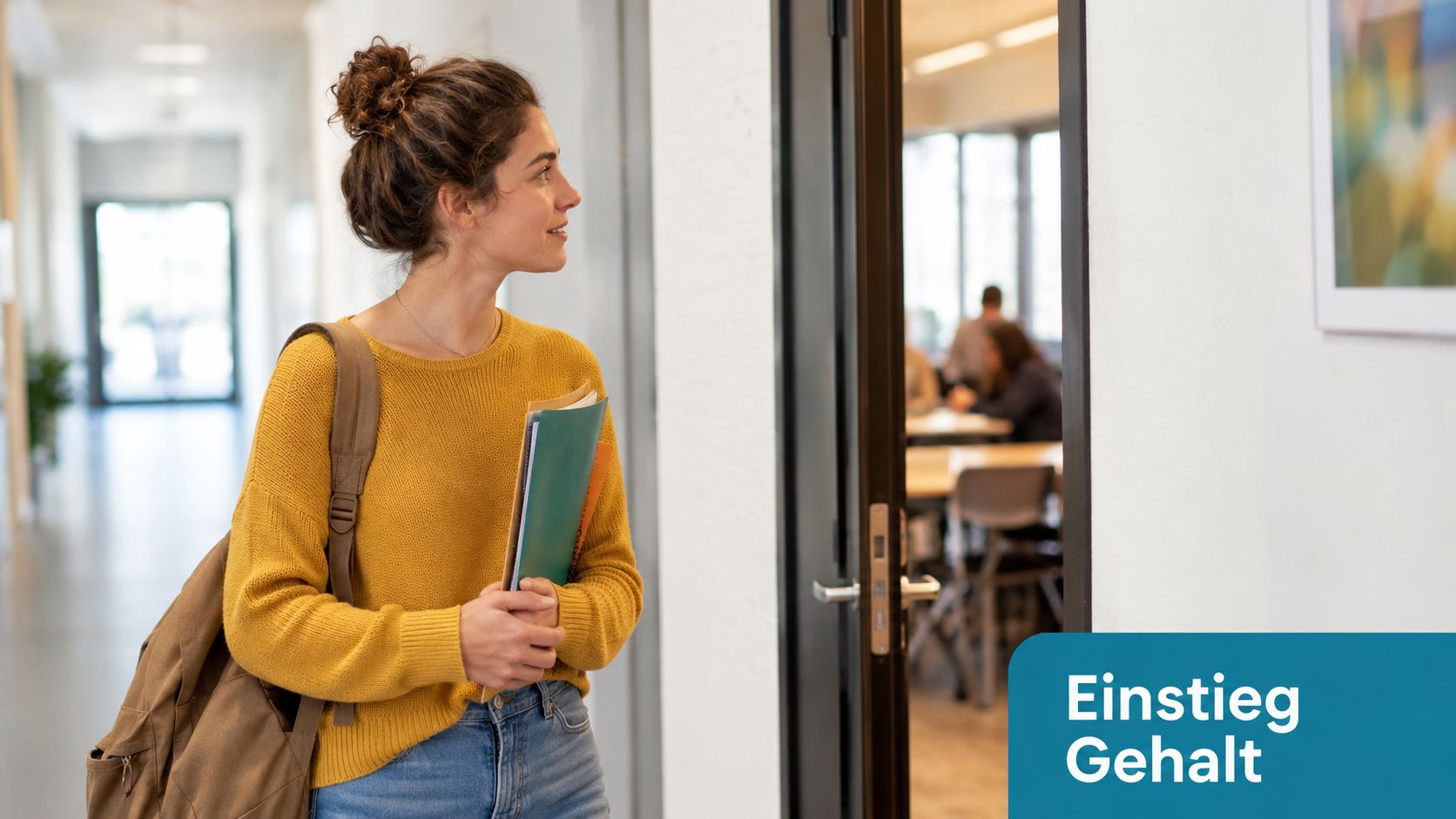 Eine junge Studentin in einem gelben Pullover steht im Flur einer Universität und schaut in einen Raum.