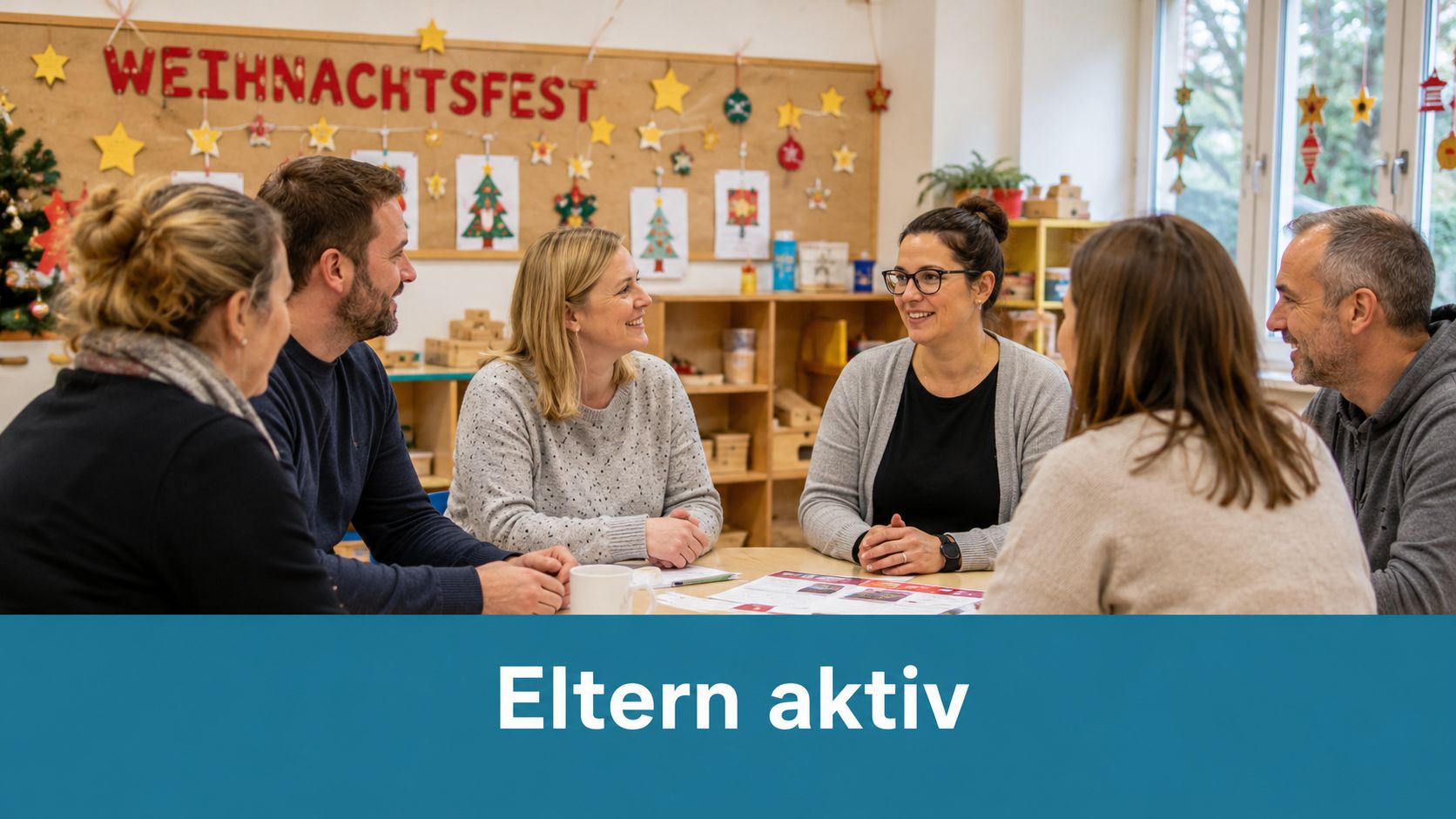 Eine Gruppe von Eltern sitzt an einem Tisch zusammen und bespricht die Organisation für ein Weihnachtsfest im Kindergarten.