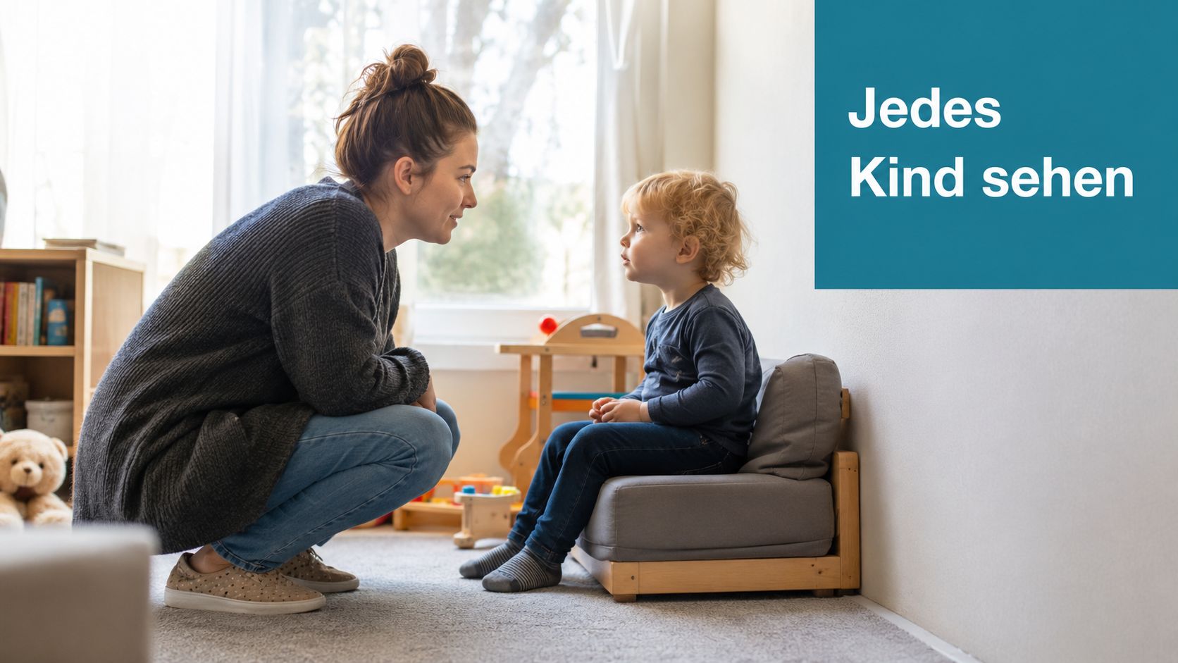 Eine Frau kniet vor einem kleinen Kind auf einem Sessel, um auf Augenhöhe mit ihm zu sprechen.