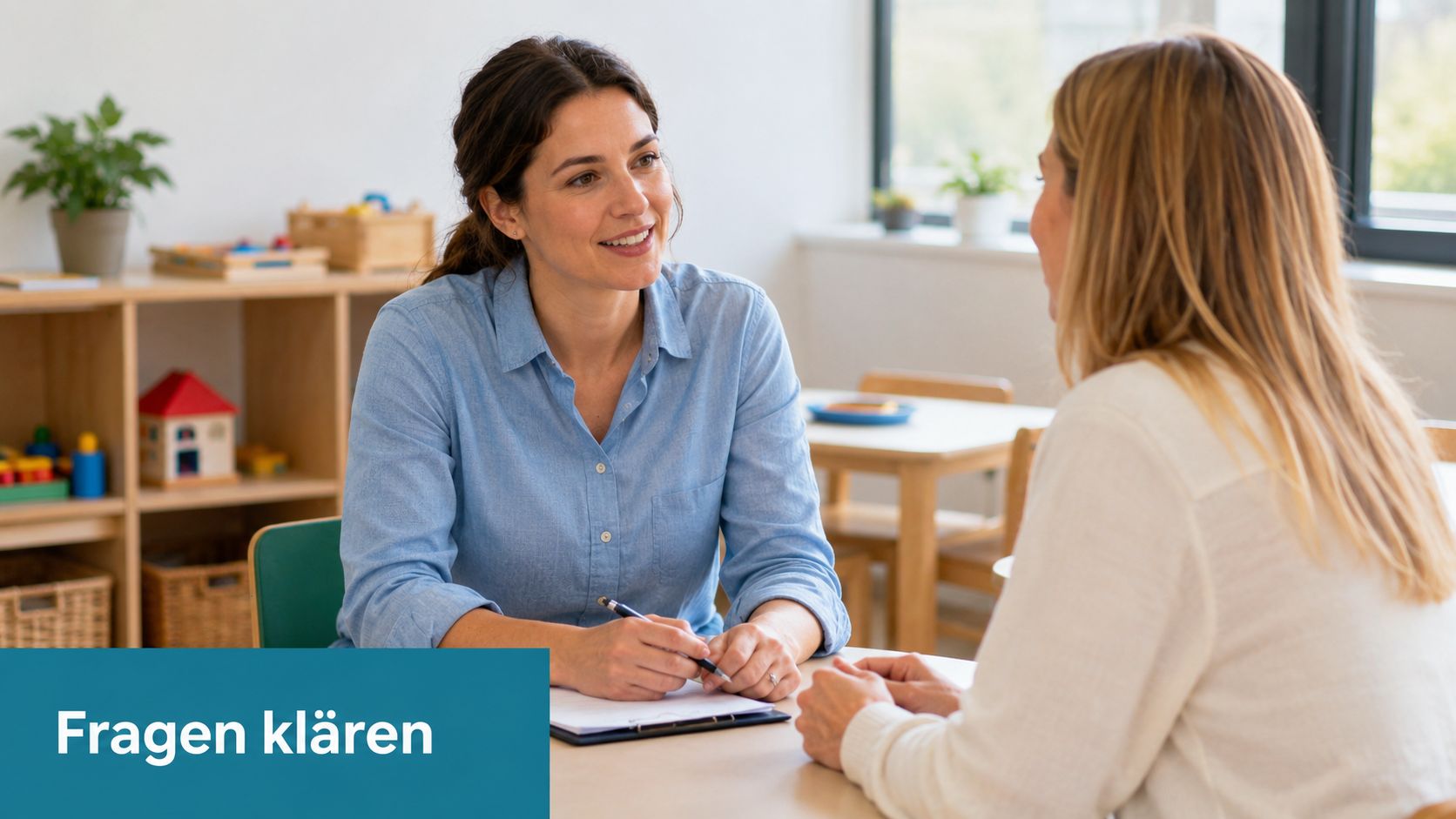 Eine Erzieherin und eine Mutter führen ein klärendes Gespräch in einer Kindertagesstätte mit Spielzeug im Hintergrund.