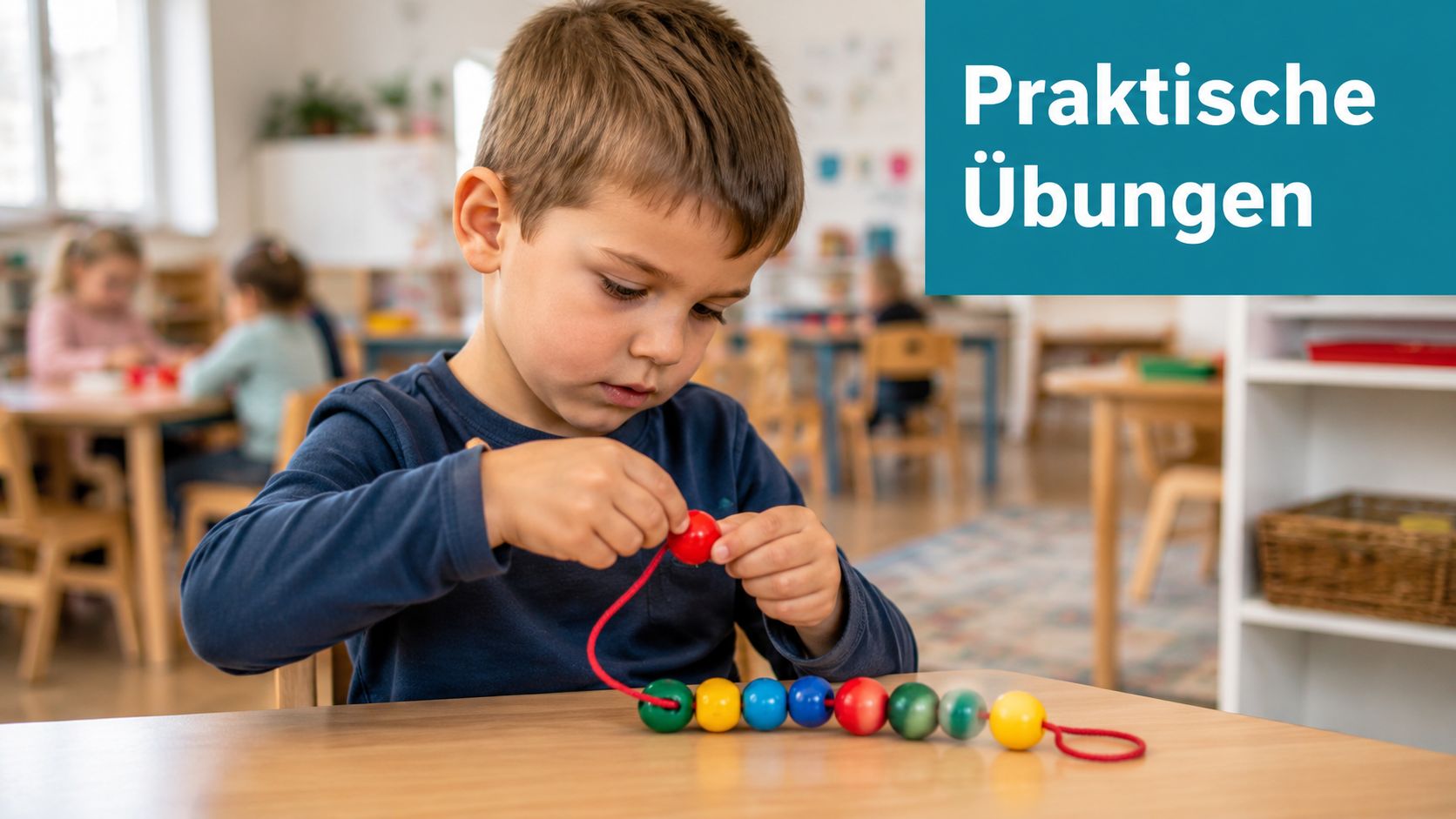 Ein Junge im Kindergarten fädelt bunte Perlen auf eine Schnur, um seine Feinmotorik spielerisch zu fördern.