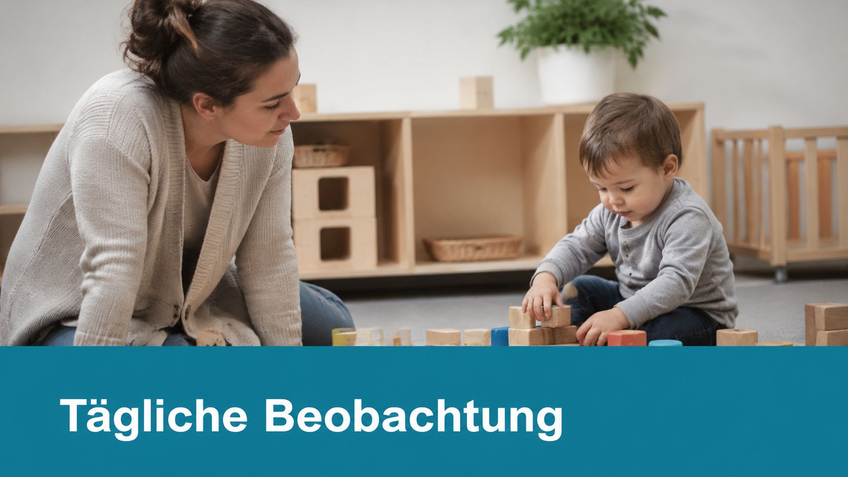 Eine Erzieherin beobachtet aufmerksam ein Kleinkind, das konzentriert mit Holzklötzen auf dem Boden spielt.