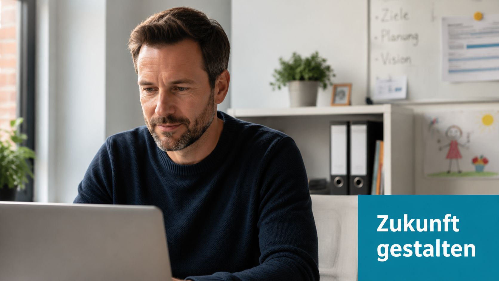 Ein Mann mittleren Alters arbeitet konzentriert an einem Laptop in einem modernen, hellen Büro.