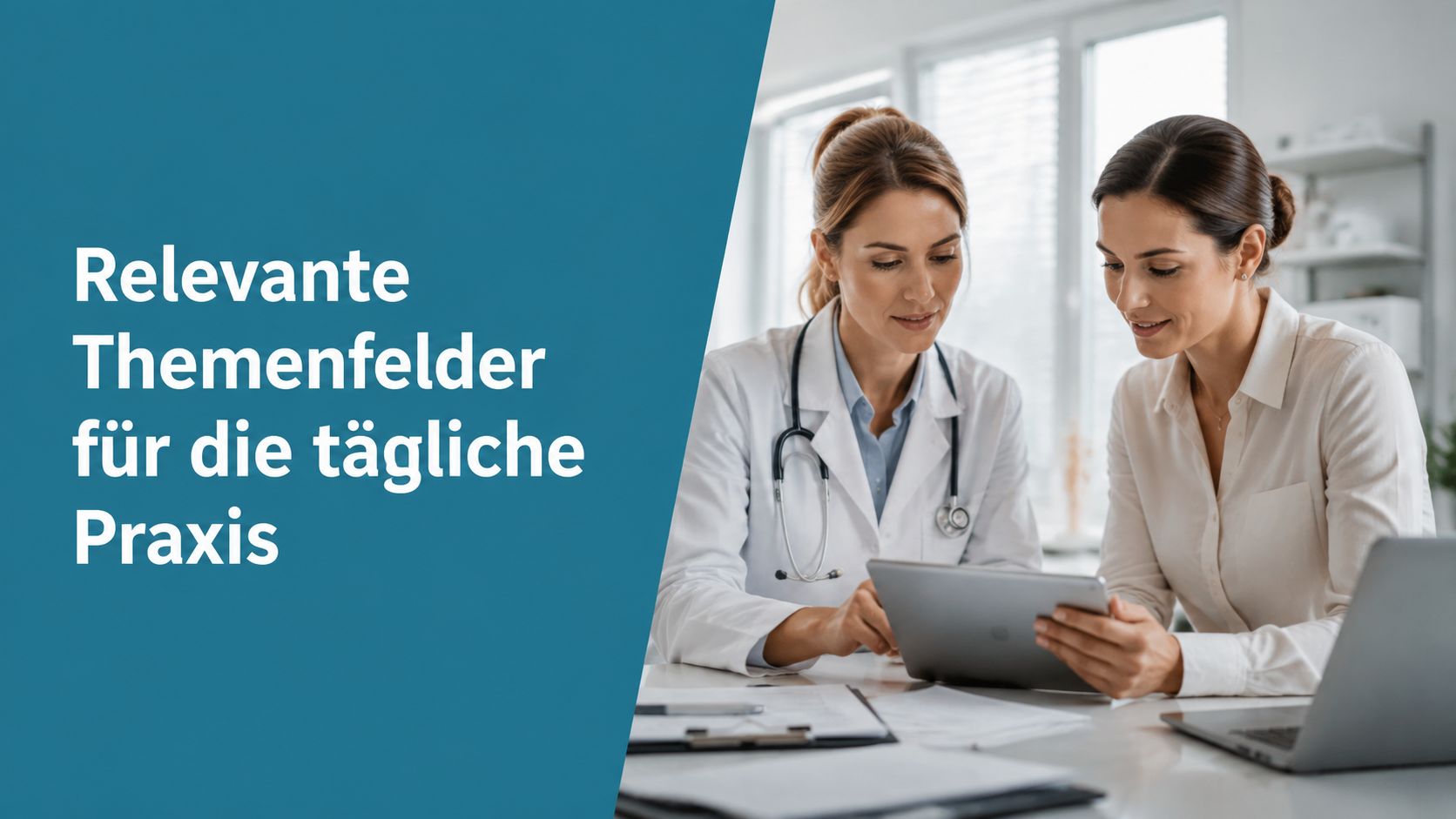 Eine Ärztin und eine Patientin besprechen gemeinsam medizinische Informationen auf einem Tablet in einer modernen Arztpraxis.