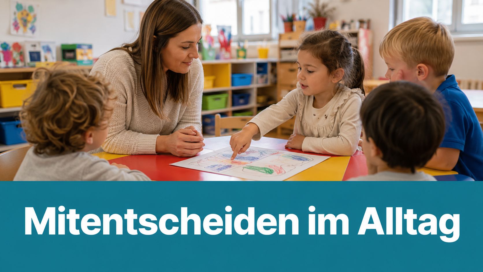 Eine Lehrerin sitzt mit Kindern an einem Tisch und sie zeichnen gemeinsam auf einem Blatt Papier.