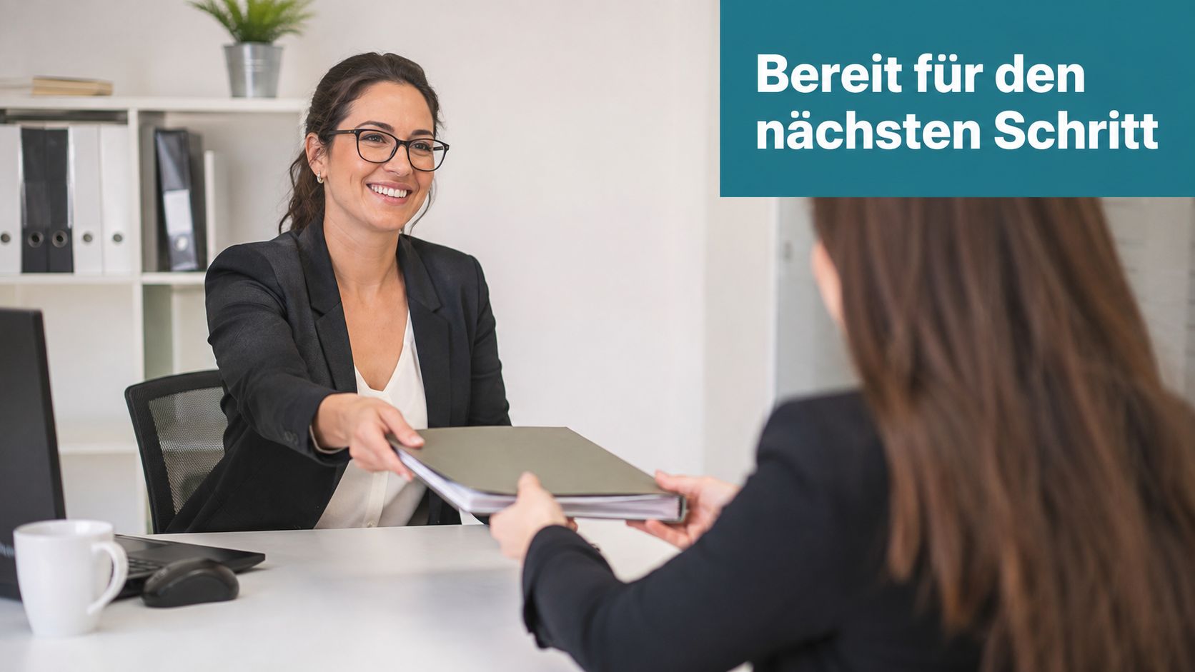 Eine lächelnde Personalvermittlerin übergibt einer Bewerberin im Büro einen grünen Aktenordner für den nächsten Karriereschritt.