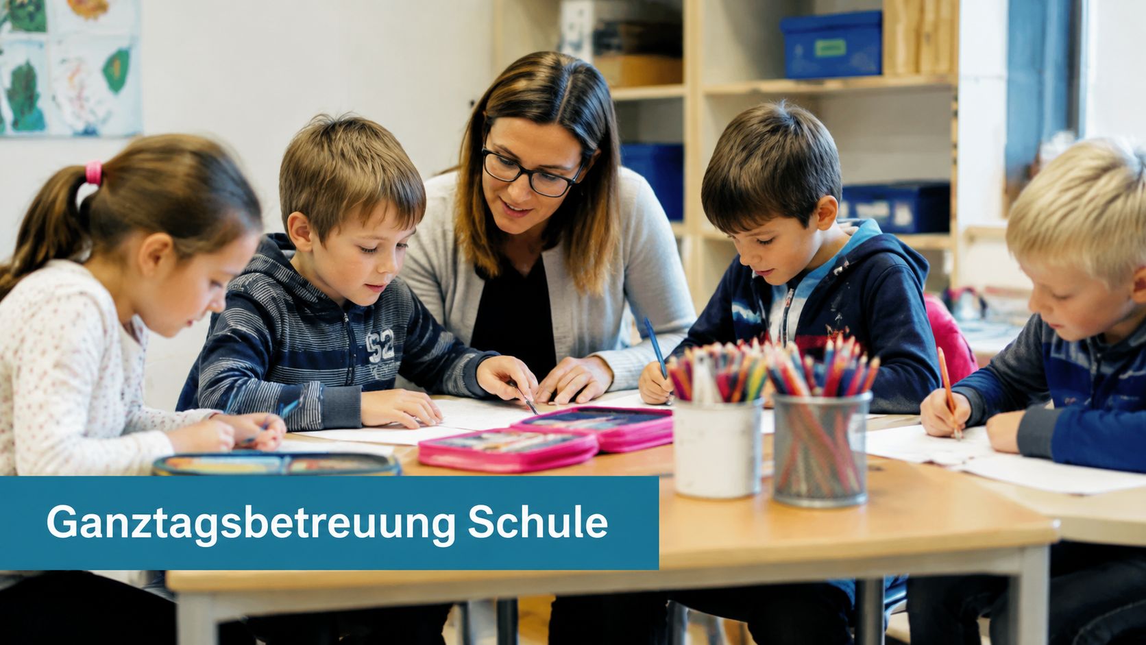 Eine Lehrerin hilft Grundschülern in einer Ganztagsbetreuung bei ihren Hausaufgaben an einem großen Holztisch.