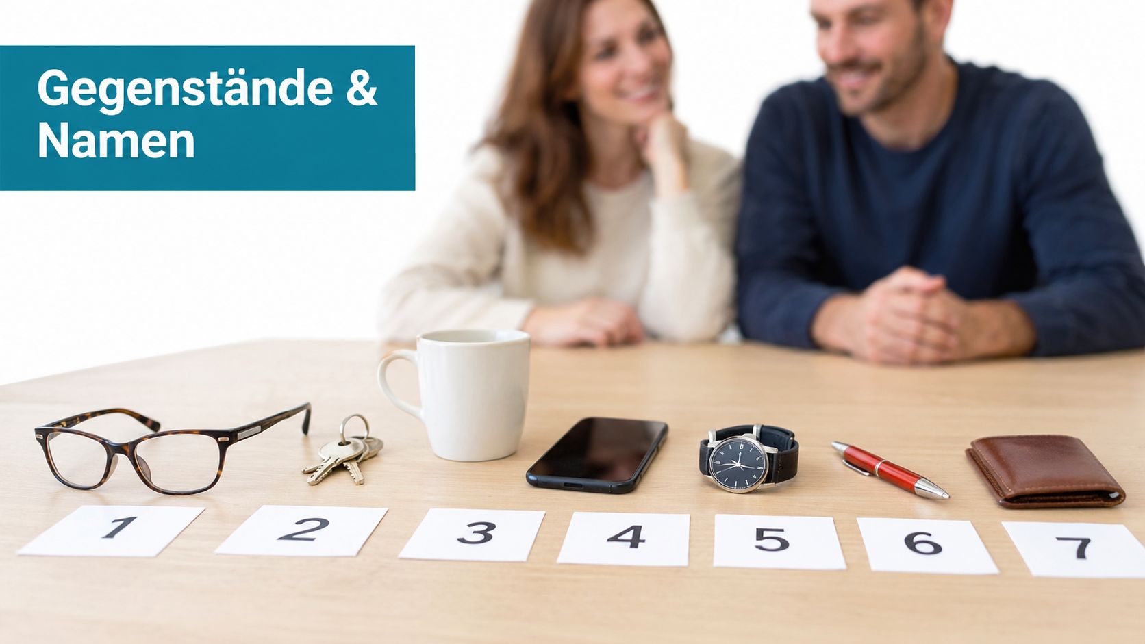 Verschiedene persönliche Gegenstände liegen nummeriert auf einem Tisch vor einem lächelnden Paar im Hintergrund.