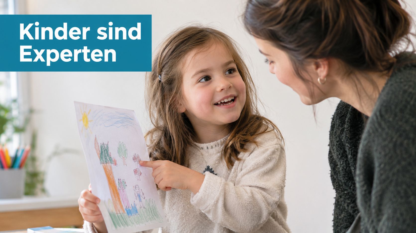 Ein kleines Mädchen zeigt einer lächelnden Frau stolz ihr bunt gemaltes Bild während eines pädagogischen Gesprächs.