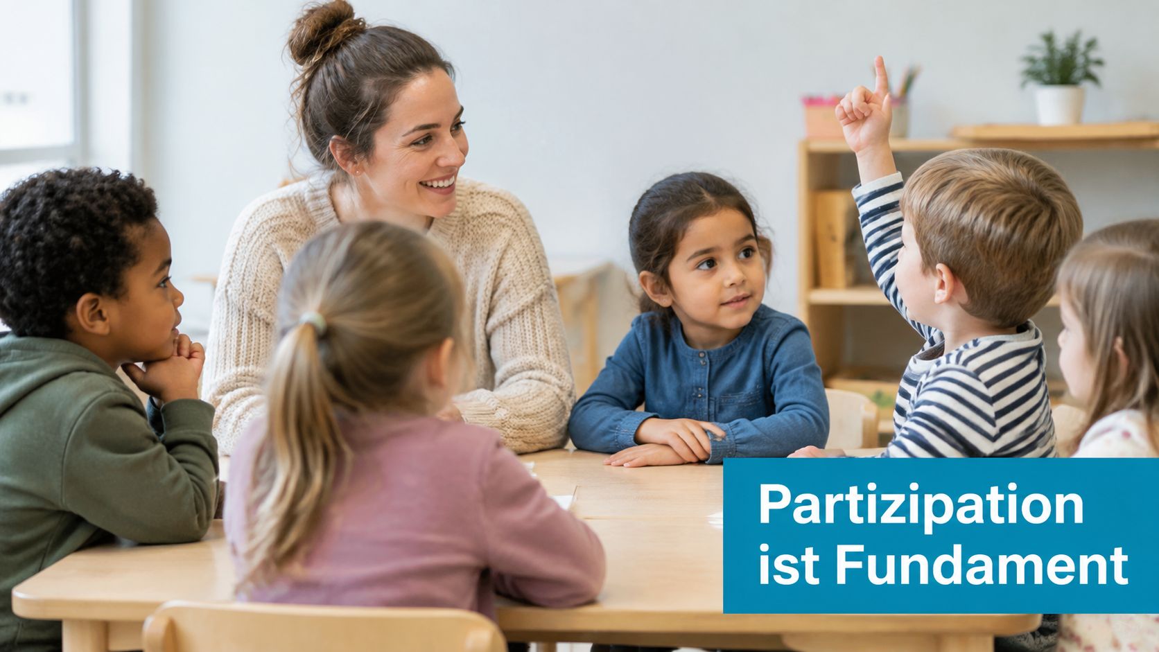 Eine Lehrerin sitzt mit einer Gruppe kleiner Kinder an einem Tisch und führt ein pädagogisches Gespräch.