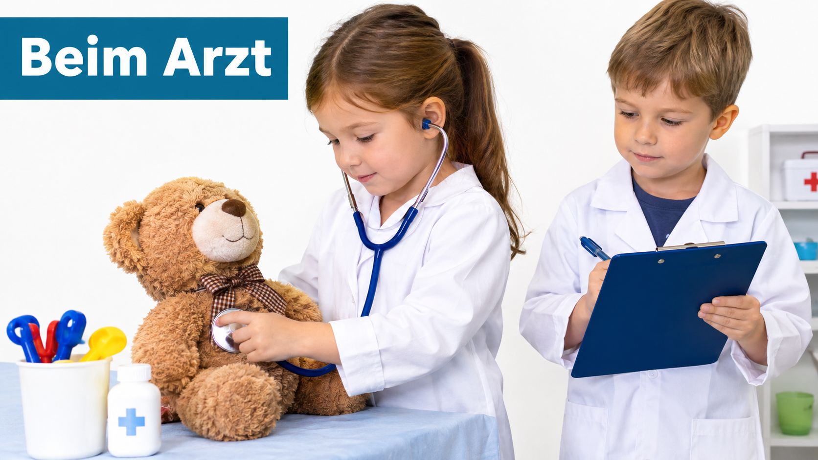Ein Mädchen und ein Junge im Arztkittel spielen Arzt und untersuchen einen Teddybär mit einem Stethoskop.