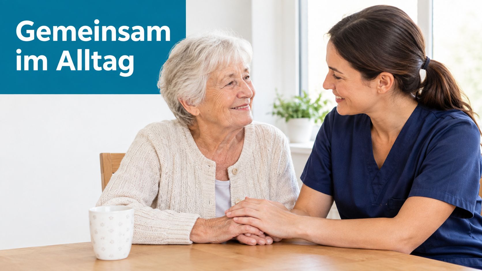 Eine freundliche Alltagsbegleiterin hält die Hand einer älteren Seniorin, um sie im gemeinsamen Alltag zu unterstützen.