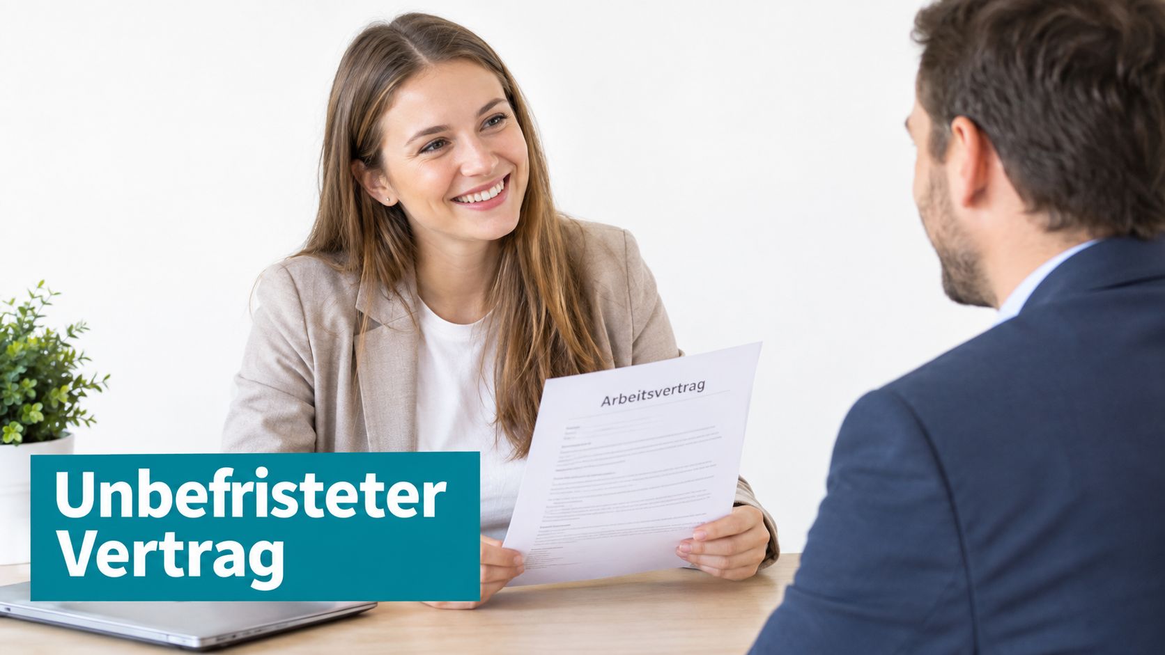 Eine Frau überreicht einem Mann im Vorstellungsgespräch einen unbefristeten Arbeitsvertrag am Schreibtisch im Büro.